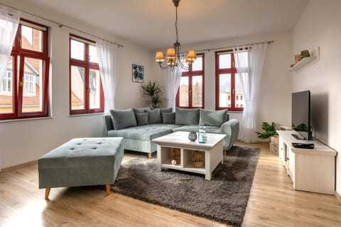 Communal lounge/ TV room, TV and multimedia, Living room, Seating area, Evening entertainment