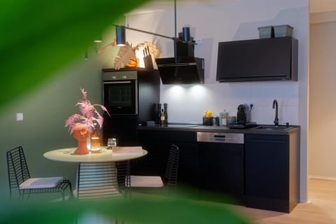 Kitchen or kitchenette, Dining area, minibar, pet friendly, stove