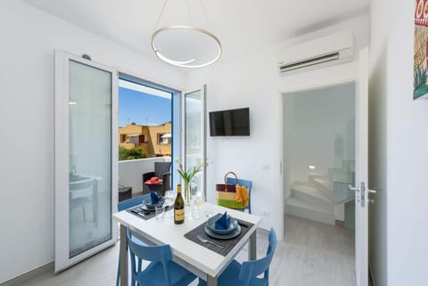 TV and multimedia, Kitchen or kitchenette, Living room, Dining area, air conditioner