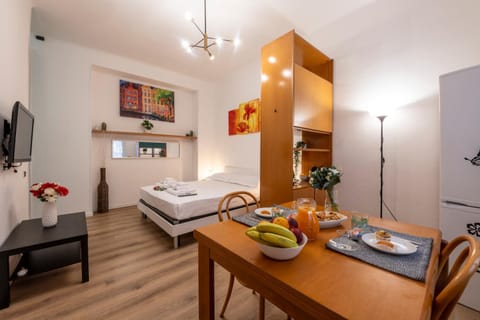 TV and multimedia, Kitchen or kitchenette, Photo of the whole room, Dining area, Bedroom