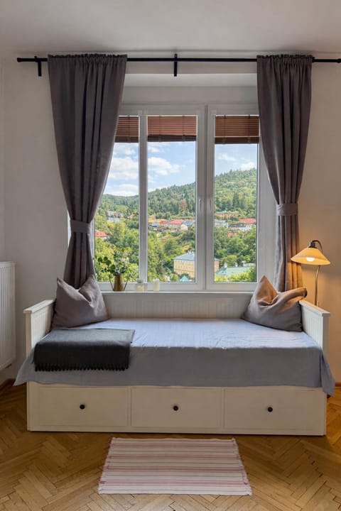 Natural landscape, Photo of the whole room, Bedroom, Mountain view