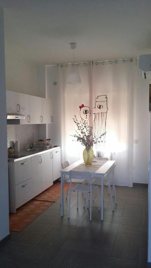 Kitchen or kitchenette, Dining area, stove