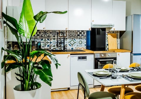 Kitchen or kitchenette, Dining area, minibar, pet friendly, stove