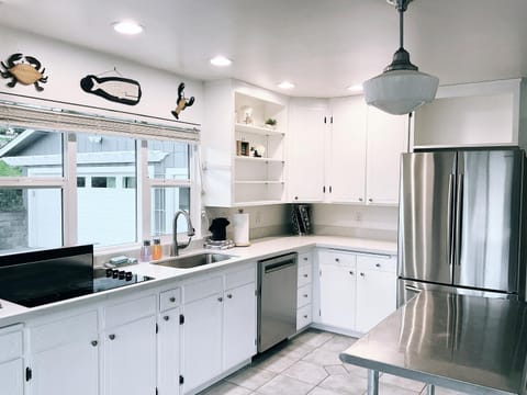 Kitchen or kitchenette, dishwasher, stove