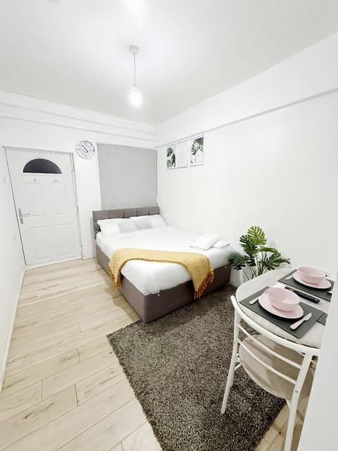 Bed, Living room, Photo of the whole room, Seating area, Dining area, Bedroom, towels