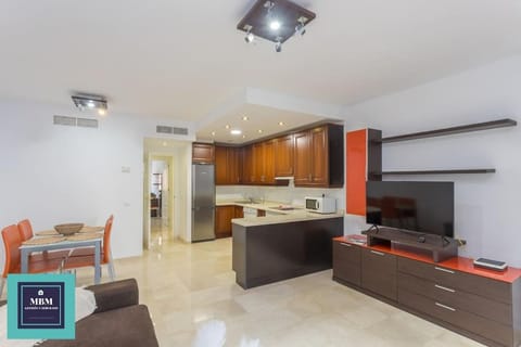 TV and multimedia, Kitchen or kitchenette, Dining area, stove