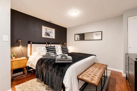 Bed, Photo of the whole room, Bedroom