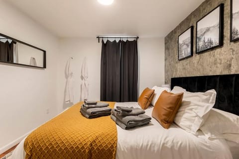 Bed, TV and multimedia, Photo of the whole room, Seating area, Bedroom, towels, wardrobe