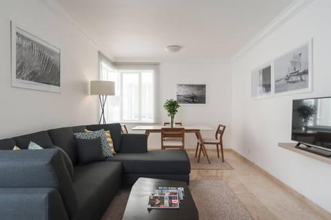 TV and multimedia, Living room, Seating area, Evening entertainment