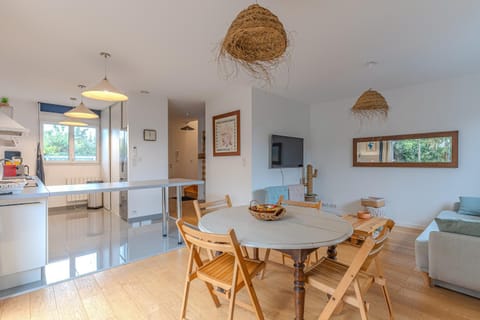 TV and multimedia, Living room, Dining area