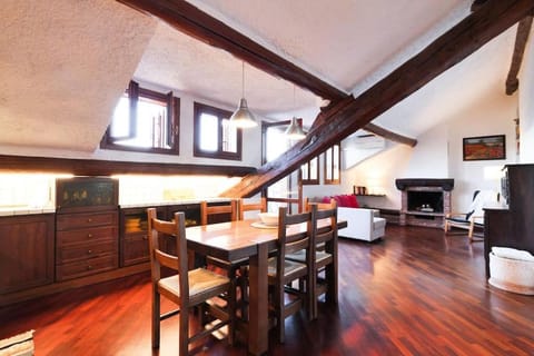TV and multimedia, Kitchen or kitchenette, Living room, Seating area, Dining area