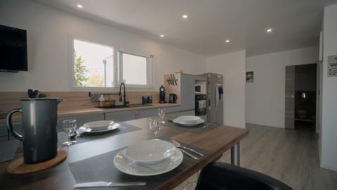 Coffee/tea facilities, Kitchen or kitchenette, Dining area, oven, stove, toaster