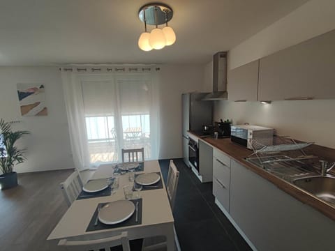 Dining area, kitchen