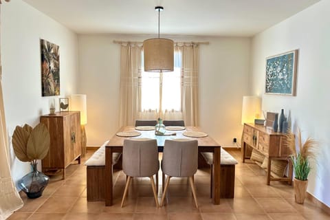 Les Lauriers Blancs air-conditioned villa with swimming pool House in L'Isle-sur-la-Sorgue