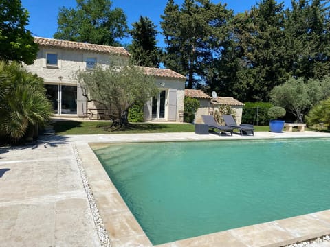 Mas du Soleil House in Le Thor