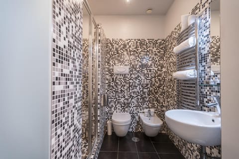 Shower, Toilet, Bathroom, bidet, towels