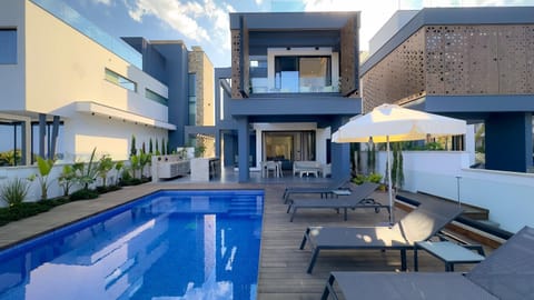 Property building, Day, Garden, View (from property/room), Pool view, Swimming pool, sunbed