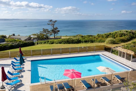 Property building, Pool view, Sea view, Sea view, Swimming pool