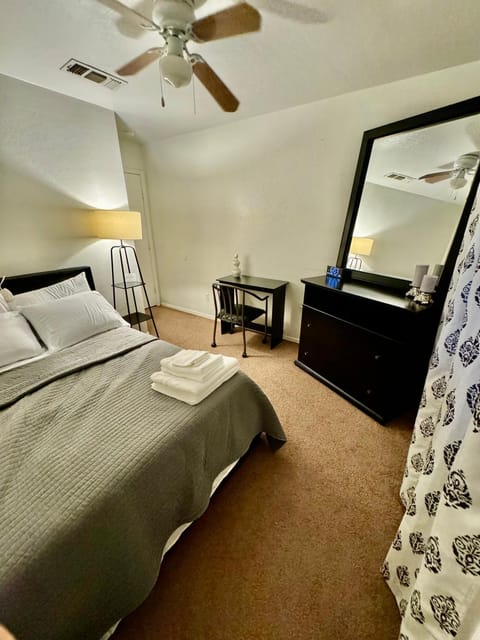 Cozy Private room with Shared bathroom Inside a house Vacation rental in Avondale