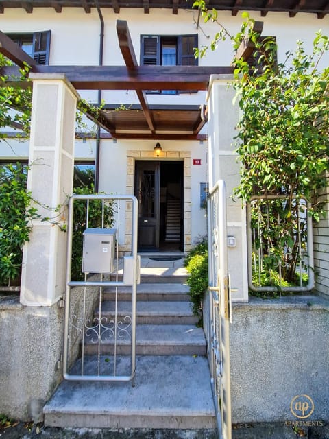 Property building, Facade/entrance, Day