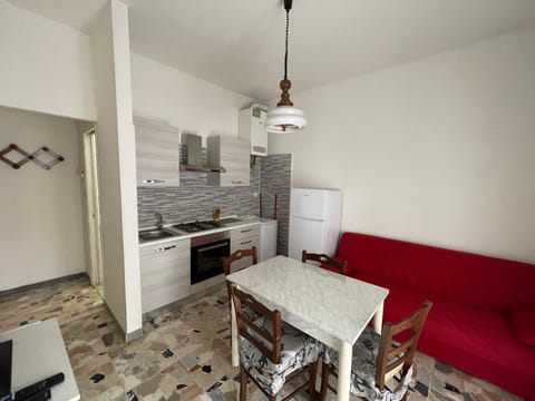 Kitchen or kitchenette, Seating area, minibar, stove
