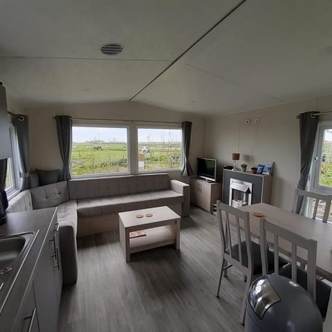 Chalet Weizicht op minicamping Hoogelande Chalet in Zeeland, Netherlands