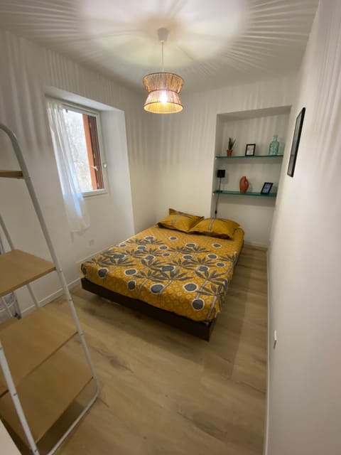 Photo of the whole room, Bedroom