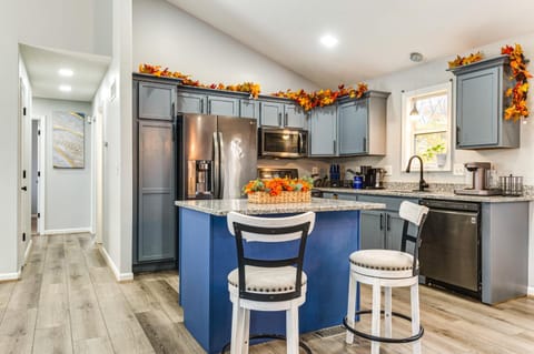 Cozy Ohio Home - Deck, Arcade Games and Near Golfing House in Cincinnati