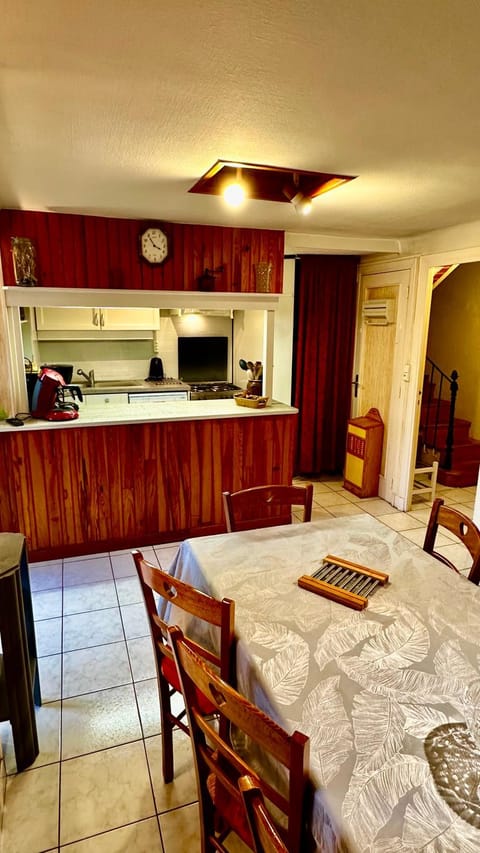 Kitchen or kitchenette, Dining area, minibar, pet friendly, stove, toaster