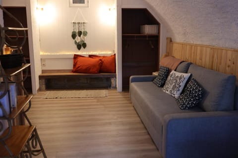 Seating area, Bedroom
