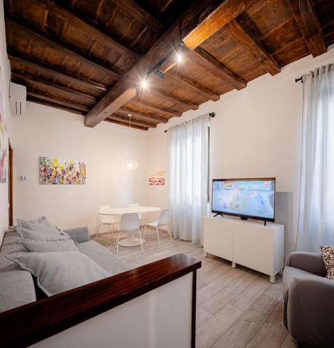 Communal lounge/ TV room, TV and multimedia, Living room, Seating area, Evening entertainment
