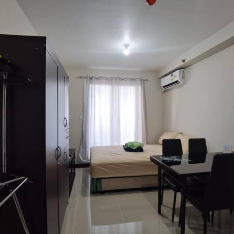 Bed, Living room, Photo of the whole room, Seating area, Dining area, wardrobe, air conditioner