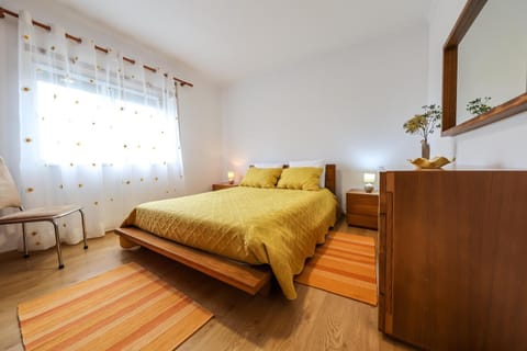 Bed, Photo of the whole room, hair dresser