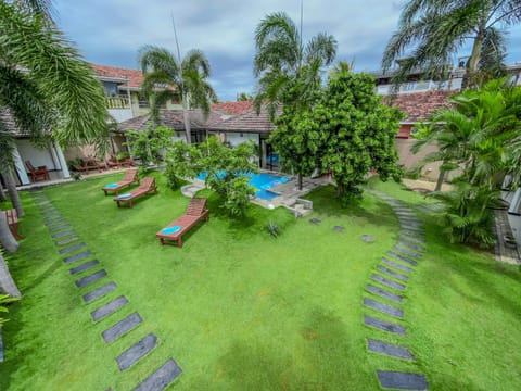 Property building, Spring, Day, Natural landscape, Garden, Garden, Garden view, Pool view, Swimming pool, sunbed