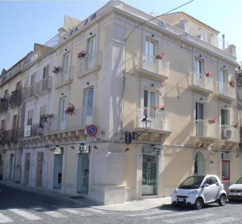 Facade/entrance, City view, Street view