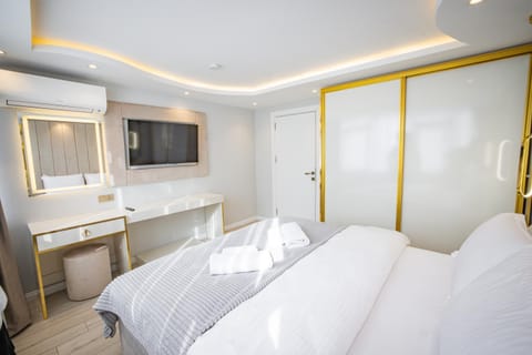 Bed, TV and multimedia, Bedroom, wardrobe, air conditioner