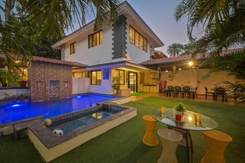 Property building, Day, Garden view, Pool view, Swimming pool