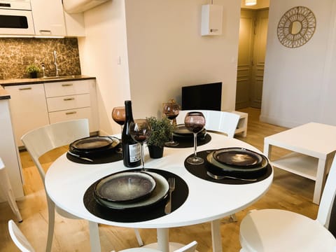 Kitchen or kitchenette, Dining area