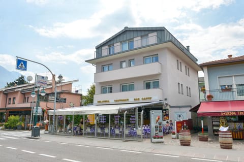 Restaurant/places to eat, Facade/entrance