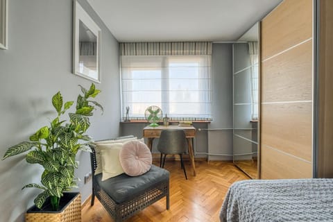 Photo of the whole room, Seating area