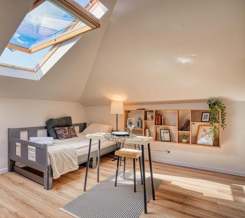 Bed, Living room, Photo of the whole room, Seating area, Dining area, Bedroom