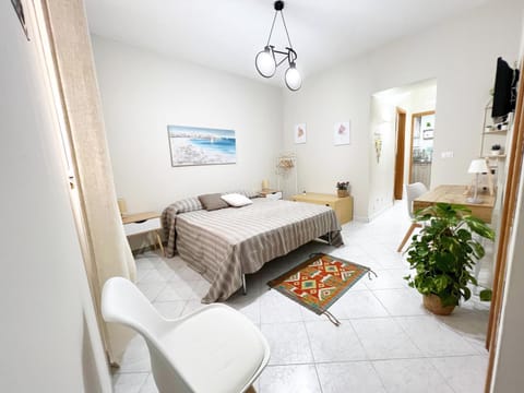 Bed, TV and multimedia, Seating area, Bedroom, furniture, furniture, furniture, heating, heating, internet, locker, towels, towels, wardrobe, kitchen, air conditioner