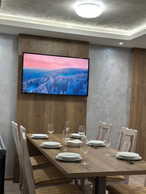 TV and multimedia, Living room, Seating area, Dining area