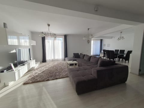 TV and multimedia, Living room, Seating area, Dining area