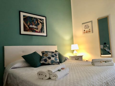 Bed, Bedroom, towels