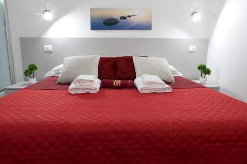 Bed, Photo of the whole room, Bedroom, towels