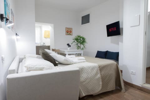 Bed, TV and multimedia, Photo of the whole room, Bedroom, towels