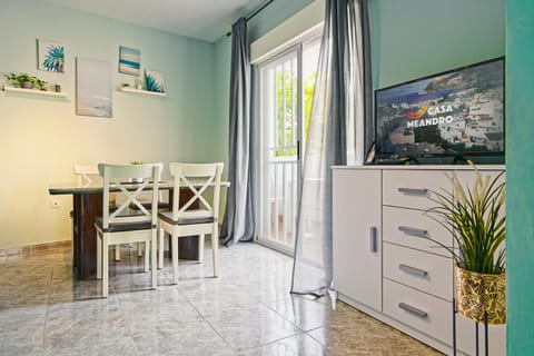 TV and multimedia, Living room, Seating area, Dining area
