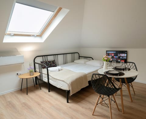 Bed, TV and multimedia, Photo of the whole room, Bedroom, hair dresser