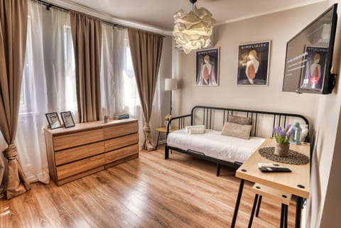 Bed, TV and multimedia, Kitchen or kitchenette, Photo of the whole room, Bedroom, hair dresser